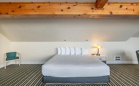 Pacific Reef Hotel & Light Show